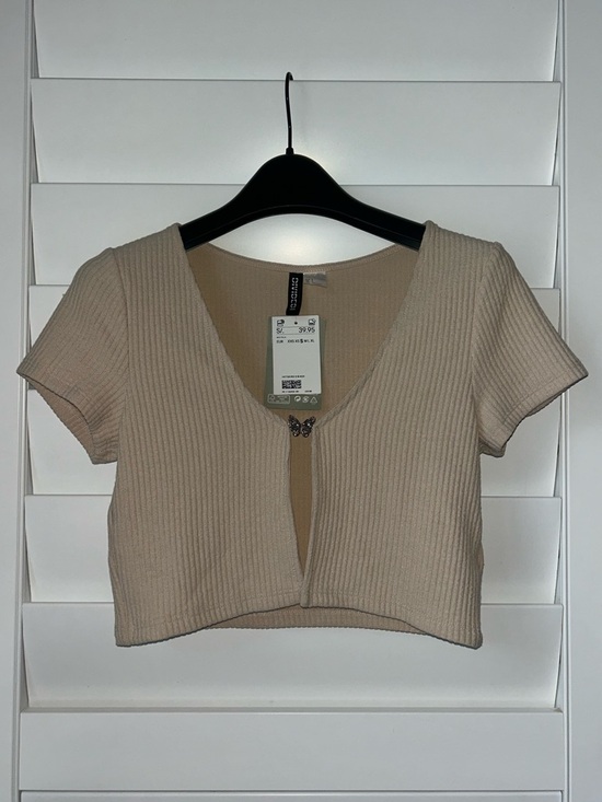 H&M Tops - H&M Beige Ribbed V-Neck Short Sleeve Crop Top with Butterfly Clasp